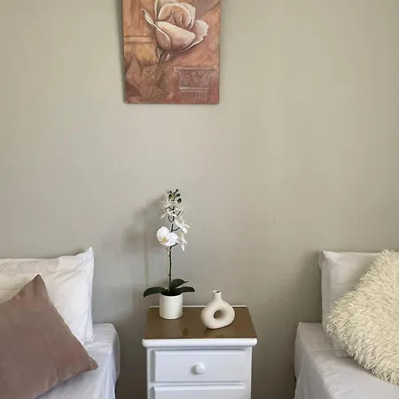 3 Bed Sleeps 6 -shared Pool -private Terrace Feriehus